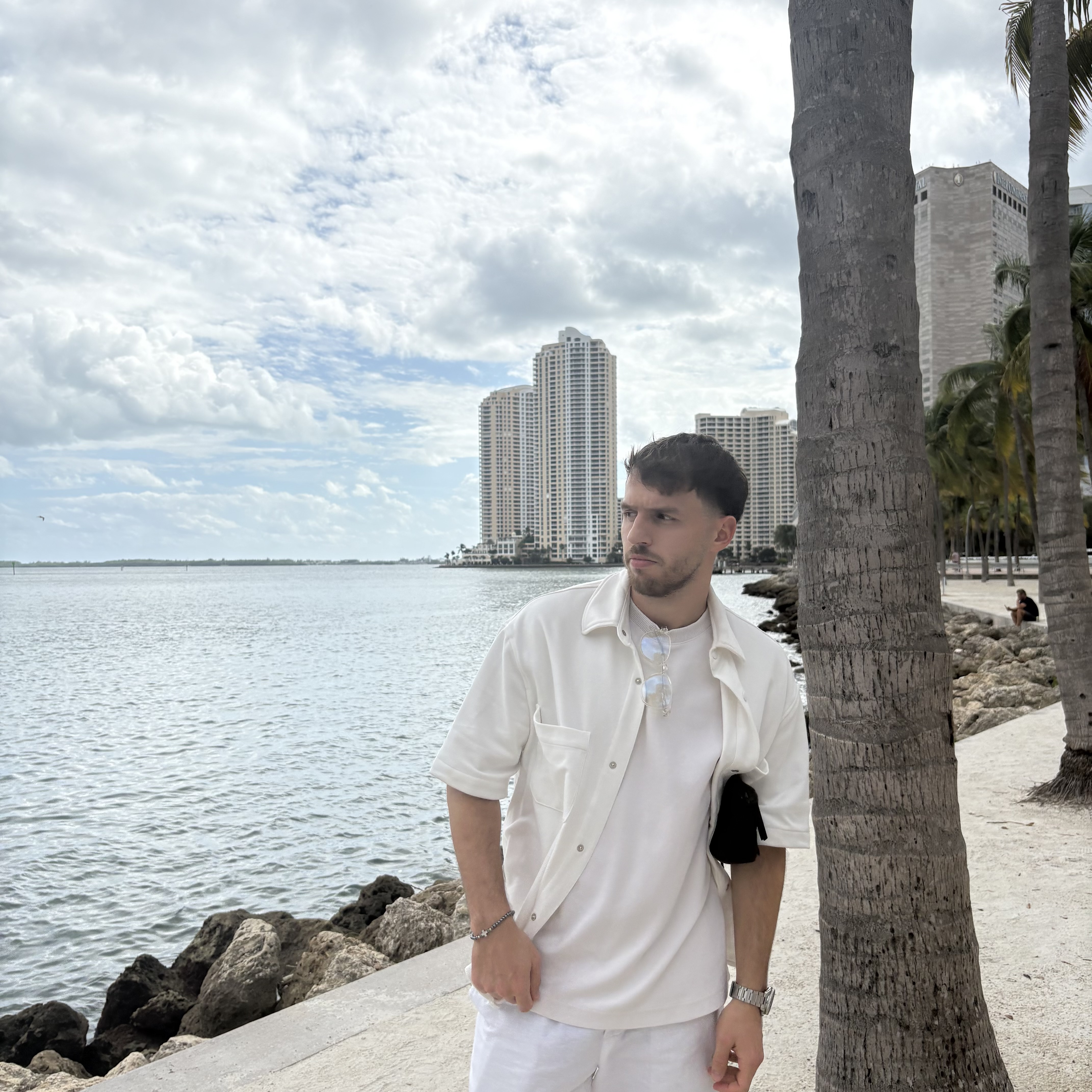 Stefan – Sea & skyscrapers